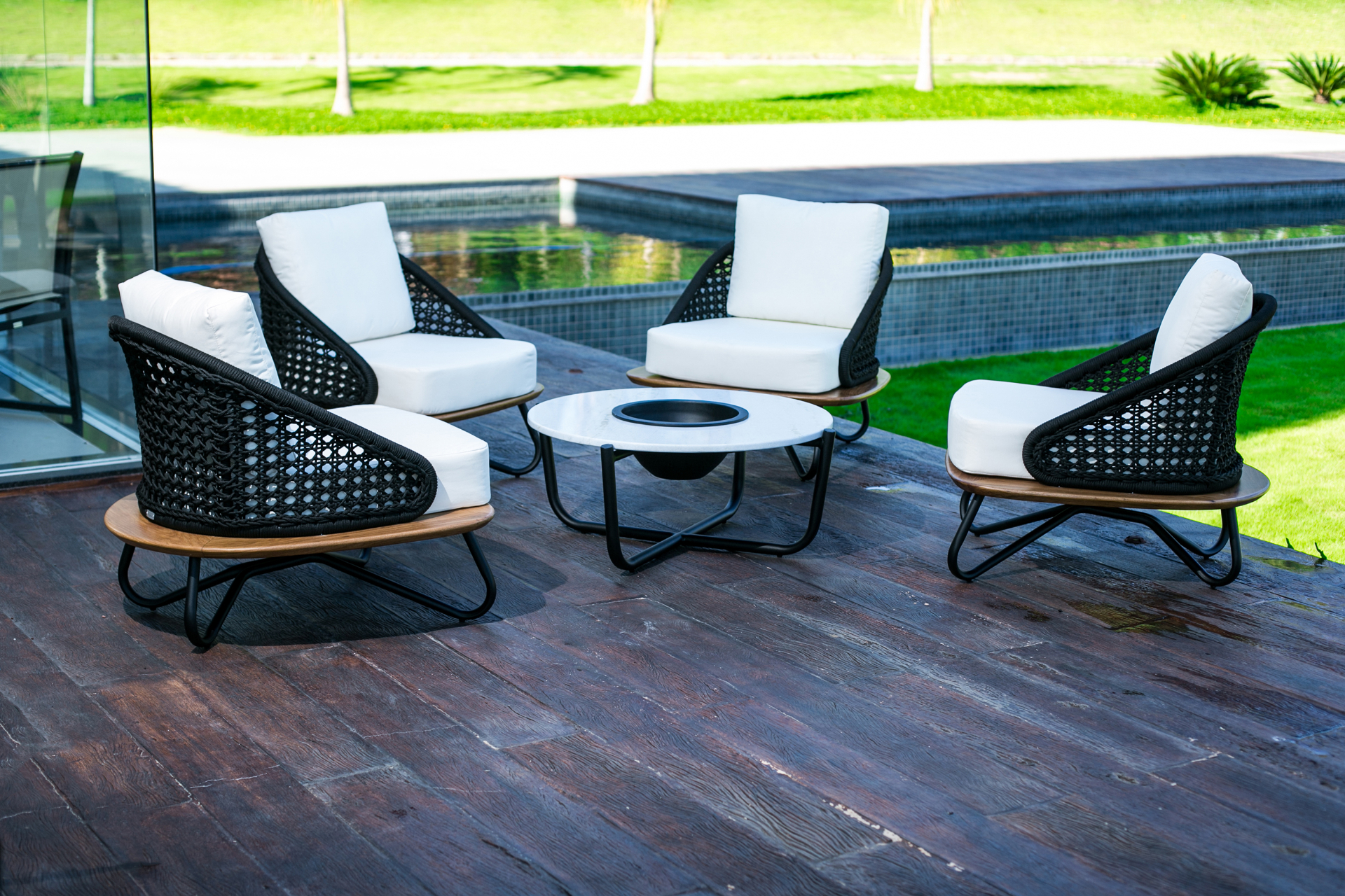 Conjunto de quatro Poltronas Armani à beira da piscina