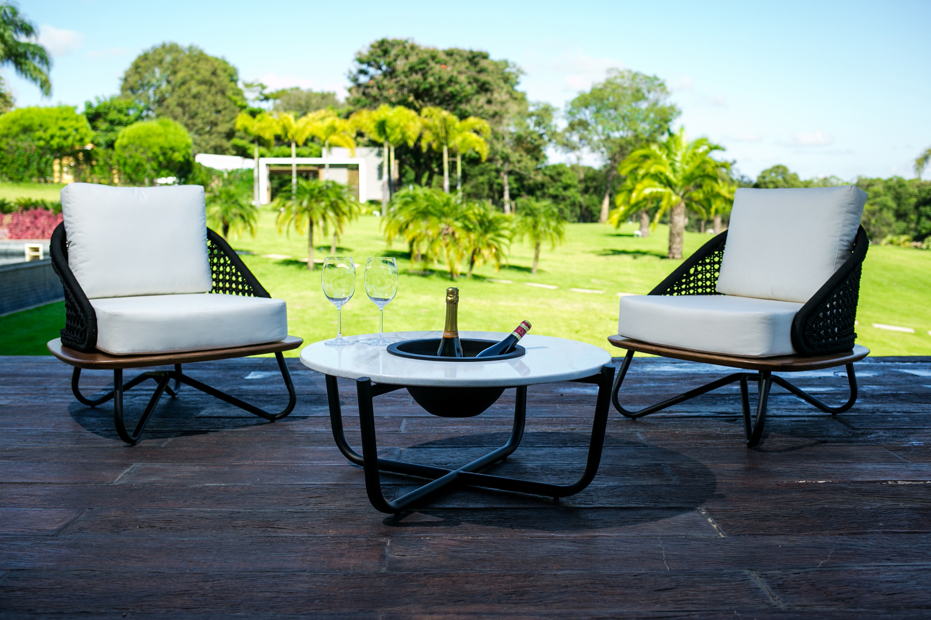 Poltronas Armani com mesa central Mila ao ar livre